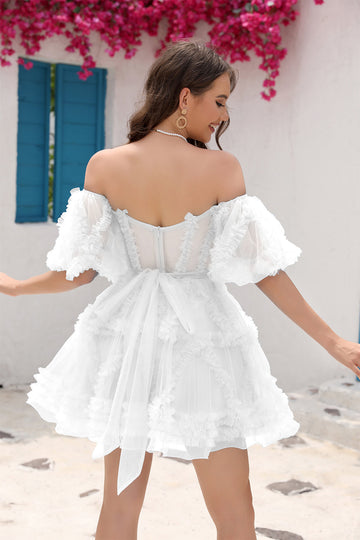 Un corsé con volantes de hombros descubiertos pequeño vestido blanco